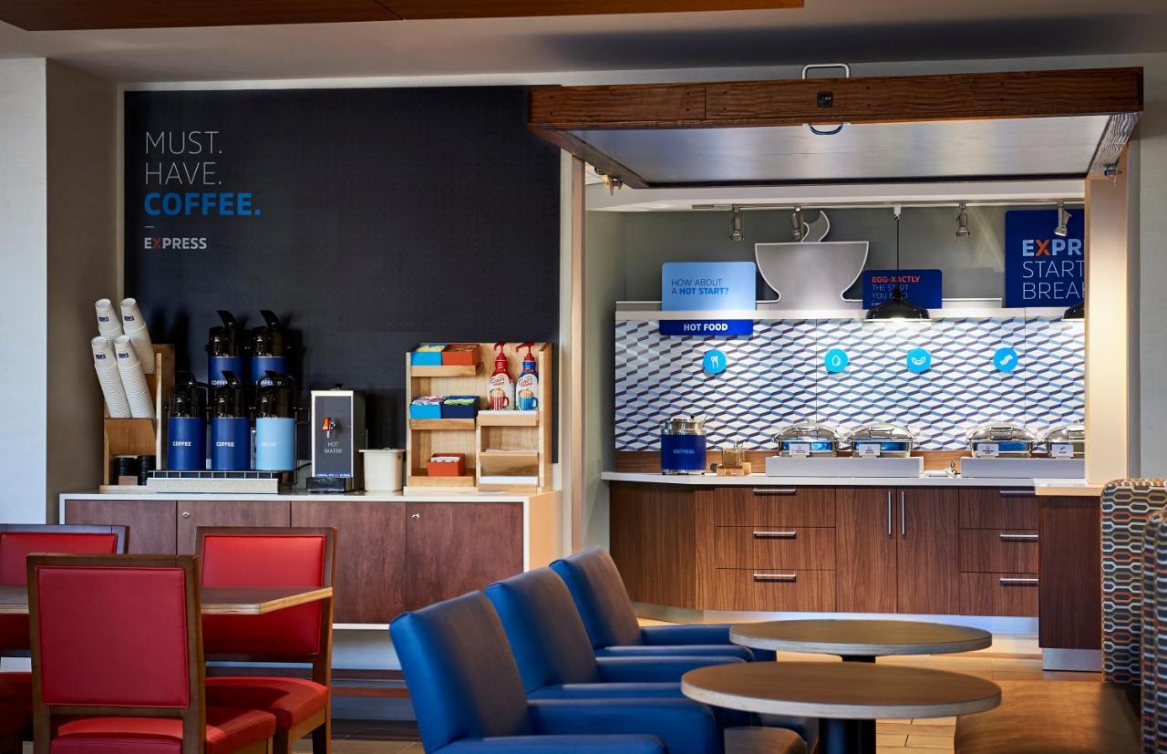 Holiday Inn Express & Suites - Canton By Ihg Exteriör bild