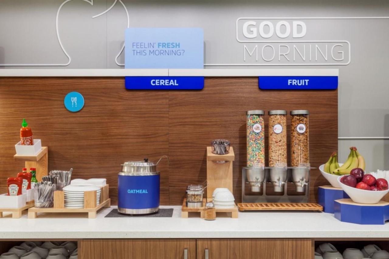 Holiday Inn Express & Suites - Canton By Ihg Exteriör bild